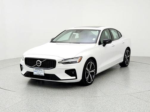 2024 Volvo S60 B5 Plus Dark Theme