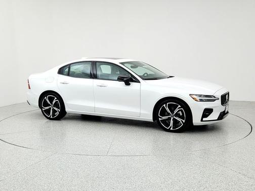 2024 Volvo S60 B5 Plus Dark Theme
