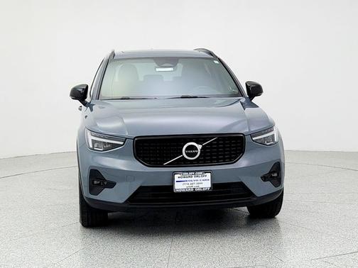 2023 Volvo XC40 B5 Plus Dark Theme