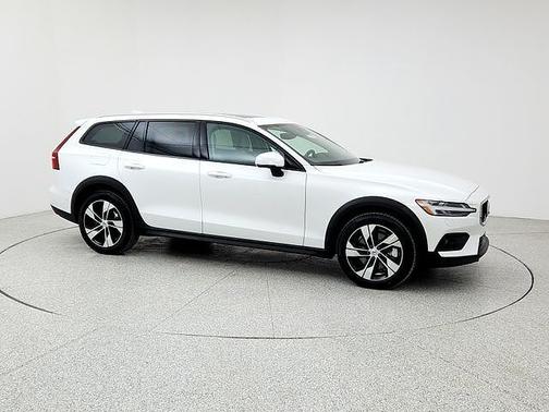 2025 Volvo V60 Cross Country Plus