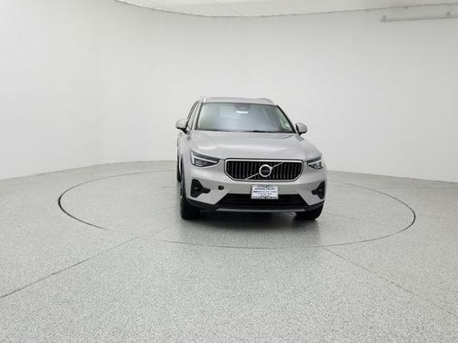 2025 Volvo XC40 B5 Plus Bright Theme