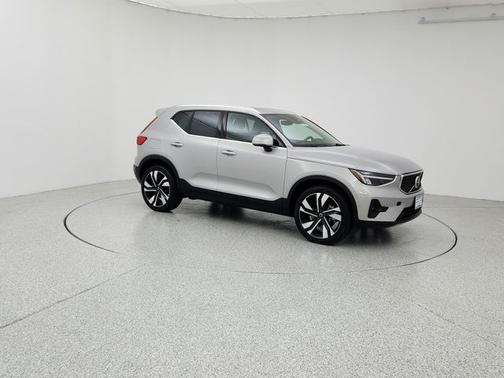 2025 Volvo XC40 B5 Plus Bright Theme
