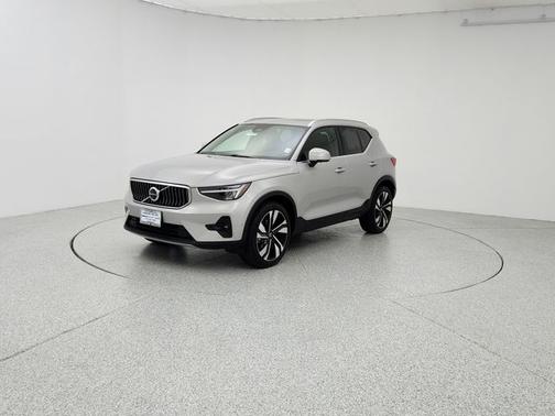 2025 Volvo XC40 B5 Plus Bright Theme