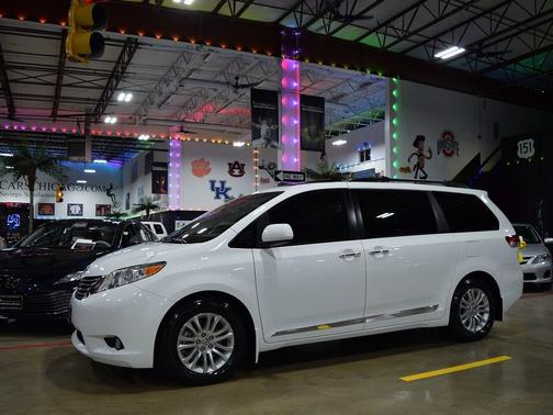 Super White 2013 Toyota Sienna 5dr 8-Pass Van V6 XLE FWD (Natl)