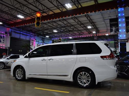 Super White 2013 Toyota Sienna 5dr 8-Pass Van V6 XLE FWD (Natl)