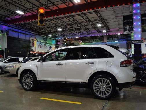 White Platinum Metallic Tri-Coat 2011 Lincoln MKX AWD 4dr