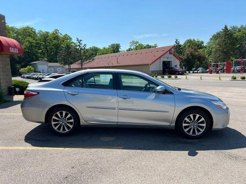 Celestial Silver Metallic 2017 Toyota Camry XLE