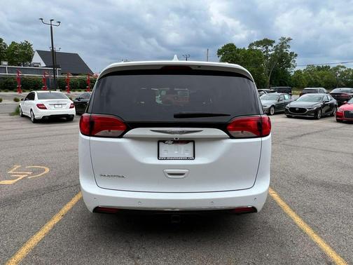 Bright White Clearcoat 2017 Chrysler Pacifica Touring-L