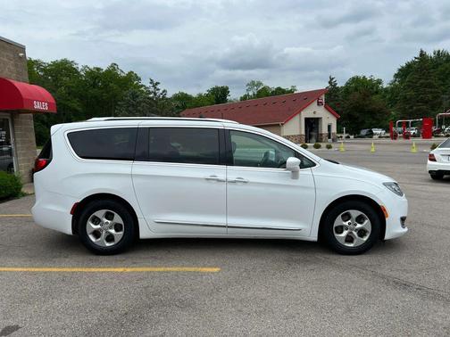 Bright White Clearcoat 2017 Chrysler Pacifica Touring-L