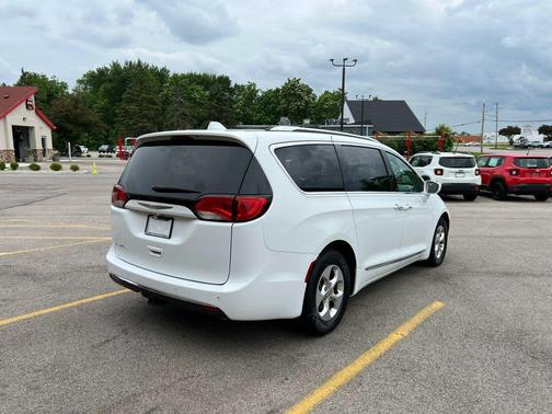 Bright White Clearcoat 2017 Chrysler Pacifica Touring-L