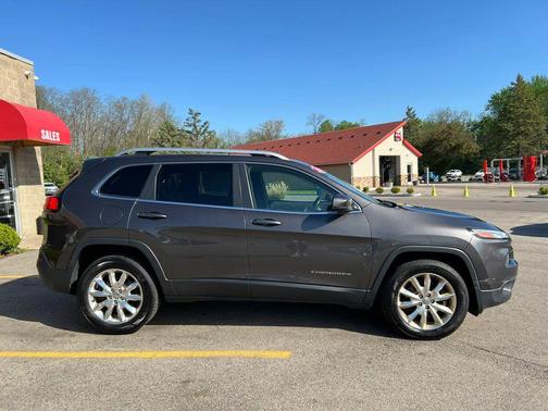 Brilliant Black Crystal Pearlcoat 2014 Jeep Cherokee Sport
