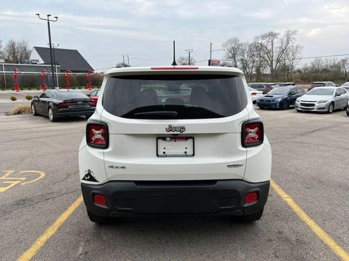 Alpine White 2017 Jeep Renegade Latitude