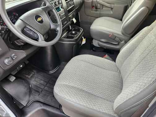 2025 Chevrolet Express 3500 LT