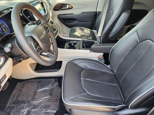 Silver Mist Clearcoat 2023 Chrysler Pacifica Limited