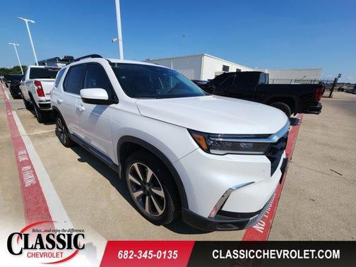 White 2025 Honda Pilot Touring