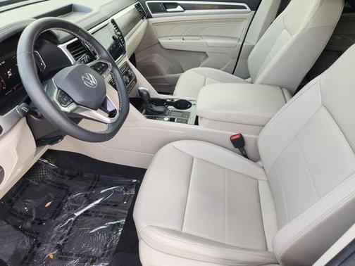 Deep Black Pearl Effect 2022 Volkswagen Atlas 3.6L SE w/Technology