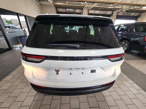 Bright White Clearcoat 2025 Jeep Grand Cherokee Laredo
