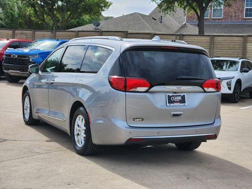 Billet Silver Metallic Clearcoat 2020 Chrysler Pacifica Touring-L
