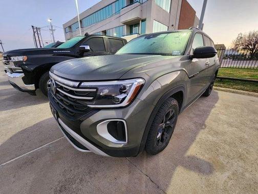 2024 Volkswagen Atlas 2.0T Peak Edition SEL