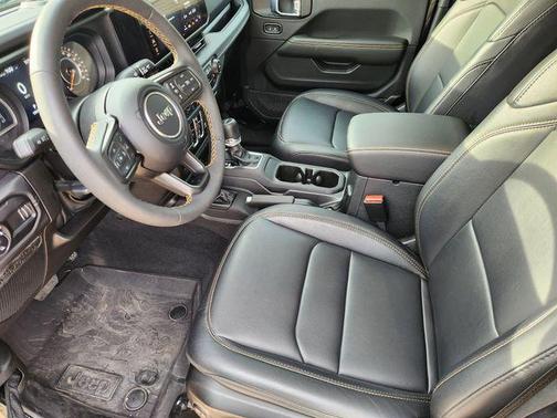 Black Clearcoat 2024 Jeep Gladiator Texas Trail