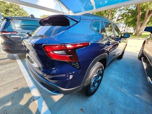Blue Glow Metallic 2024 Chevrolet Trax LT