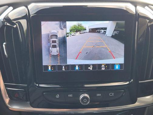 Iridescent Pearl Tricoat 2023 Chevrolet Traverse Premier