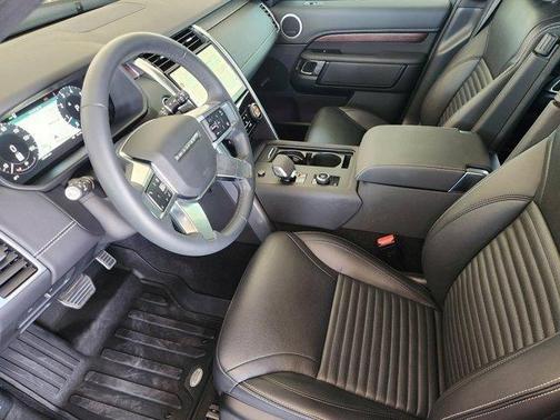 2024 Land Rover Discovery P300 Dynamic SE