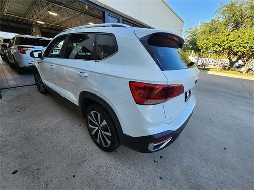 Pure White 2024 Volkswagen Taos 1.5T SE