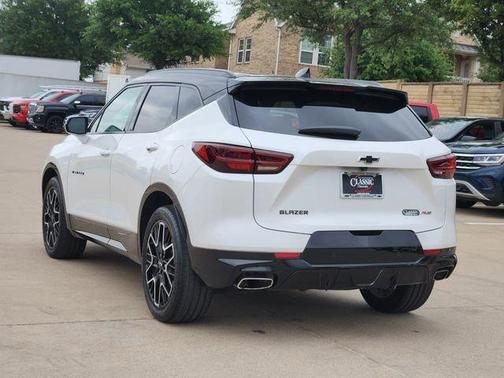 Iridescent Pearl Tricoat 2023 Chevrolet Blazer RS