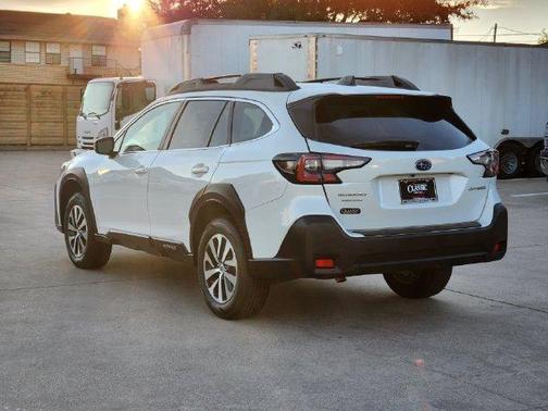Crystal White Pearl 2025 Subaru Outback Premium