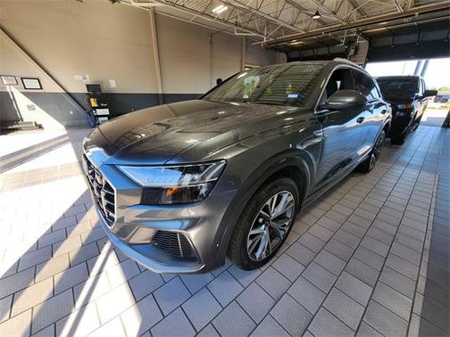 Daytona Gray Pearl Effect 2023 Audi Q8 55 Premium Plus
