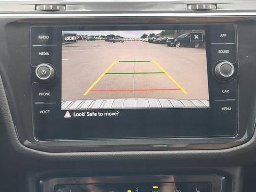 Deep Black Pearl Effect 2022 Volkswagen Tiguan 2.0T SE