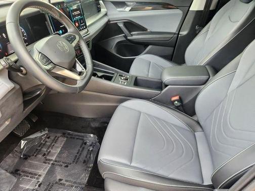 Platinum Gray Metallic 2025 Volkswagen Tiguan 2.0T SE