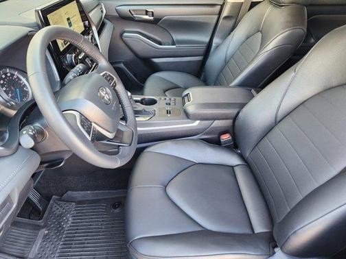 2025 Toyota Highlander Hybrid XLE