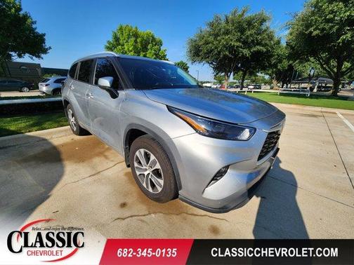 Celestial Silver Metallic 2023 Toyota Highlander XLE
