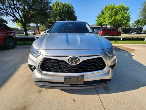 Celestial Silver Metallic 2023 Toyota Highlander XLE