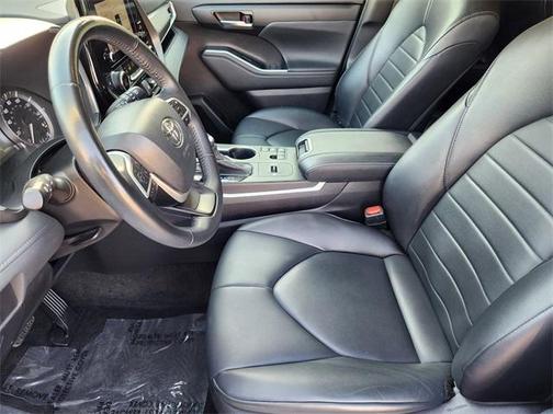 Celestial Silver Metallic 2023 Toyota Highlander XLE