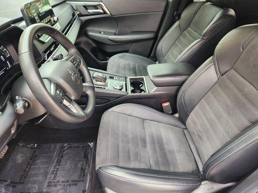 White 2024 Mitsubishi Outlander SE Black Edition