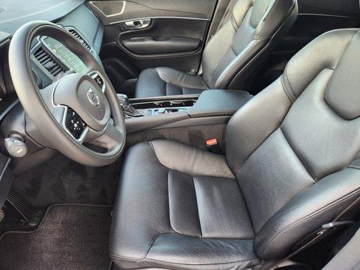 2020 Volvo XC90 T6 Momentum 7 Passenger