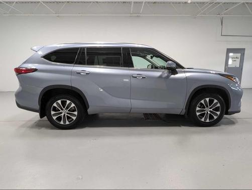 Moon Dust 2021 Toyota Highlander XLE