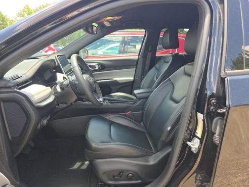Diamond Black Crystal Pearlcoat 2025 Jeep Compass Limited