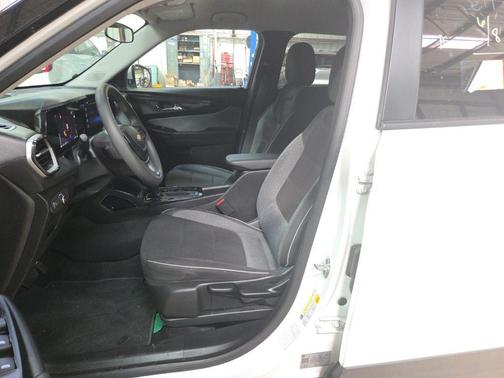 Summit White 2025 Chevrolet Trailblazer LT