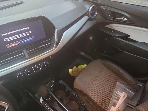 Mosaic Black Metallic 2025 Chevrolet Trax LT