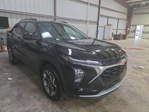 Mosaic Black Metallic 2025 Chevrolet Trax LT