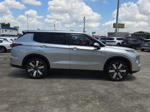 Alloy Silver Metallic 2025 Mitsubishi Outlander SE