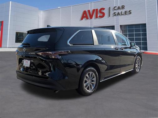 2025 Toyota Sienna LE