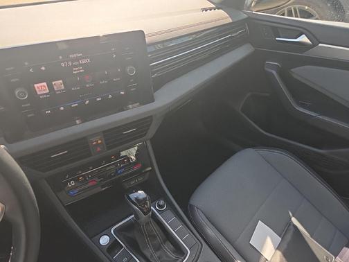 Deep Black Pearl 2025 Volkswagen Jetta 1.5T SE