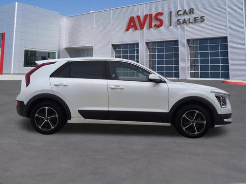 Snow White Pearl 2025 Kia Niro LX