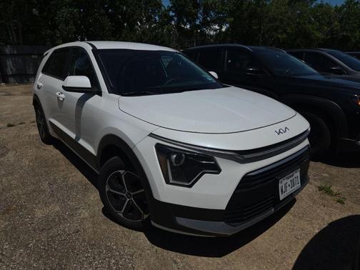 Snow White Pearl 2025 Kia Niro LX