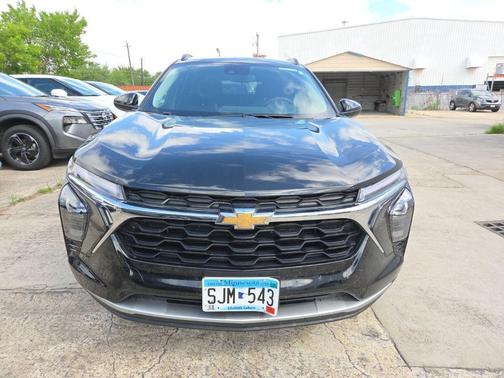 Mosaic Black Metallic 2025 Chevrolet Trax LT